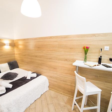 Mini Economy Apartments- Filatova 10 Lviv Ngoại thất bức ảnh