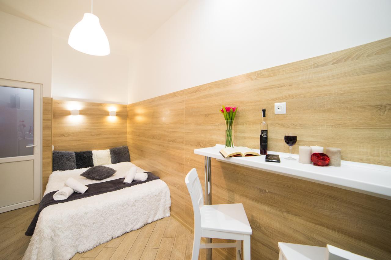 Mini Economy Apartments- Filatova 10 Lviv Ngoại thất bức ảnh